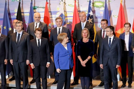 Angela Merkel und Emmanuel Macron beim Gruppenfoto mit Teilnehmern der Balkan-Konferenz im Kanzleramt.