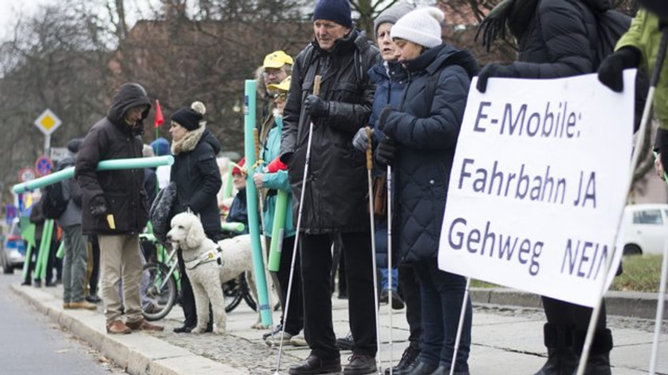 Gegner der E-Tretroller formulieren vor dem Bundesverkehrsministerium ihre Forderungen: "Fahrbahn Ja, Gehweg Nein".