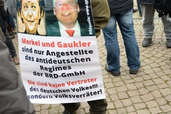 Pegida-Veranstaltung in Dresden: Angela Merkel und der damalige Bundespräsident Joachim Gauck sind in den Augen der islamfeindlichen Bewegung "Volksverräter".