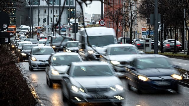 Dichter Verkehr in der Münchener Innenstadt.