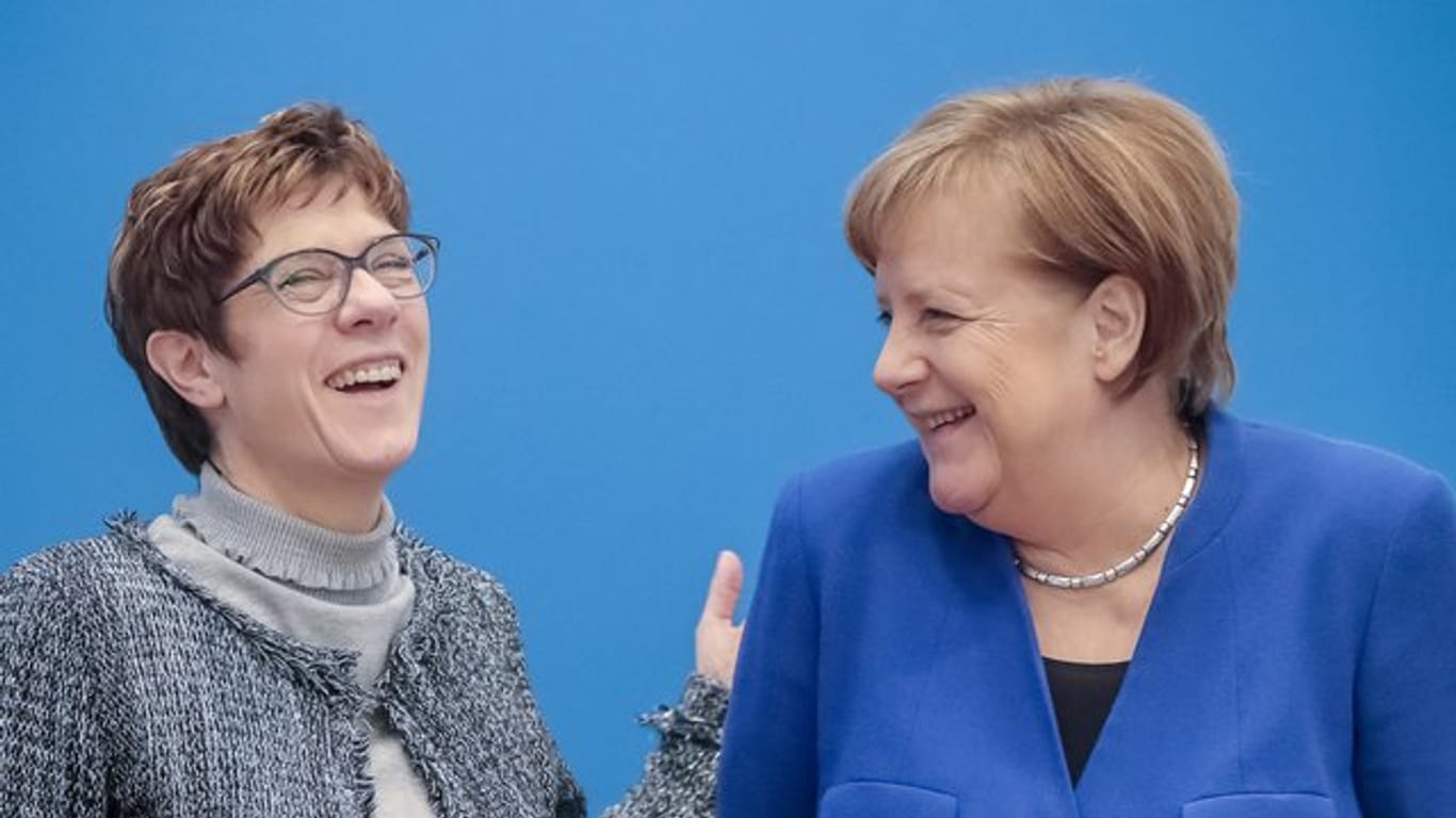 CDU-Chefin Annegret Kramp-Karrenbauer lachend mit Bundeskanzlerin Angela Merkel vor einer Sitzung des CDU-Bundesvorstandes.