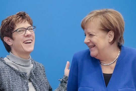 CDU-Chefin Annegret Kramp-Karrenbauer lachend mit Bundeskanzlerin Angela Merkel vor einer Sitzung des CDU-Bundesvorstandes.