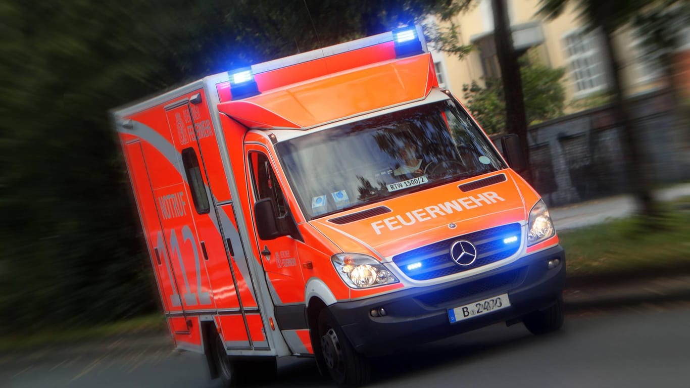 Rettungswagen im Einsatz: Drei Personen sind bei einem Autounfall in Chemnitz schwer verletzt worden. (Symbolbild)