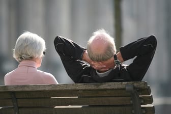 Rentnerpaar sitzt auf einer Bank: Millionen Rentner in Deutschland erhalten höhere Bezüge.