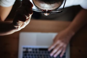 Ein Mann vor einem Rechner (Symbolbild): Nach einem Windows-Update klagten viele Nutzer über Computerprobleme.