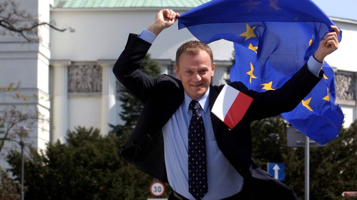 Schon immer ein großer Europa-Fan: Donald Tusk läuft am 28. April 2004 mit einer Flagge der Europäischen Union durch Warschau. Der EU-Ratschef war 2004 Vorsitzender der liberal-konservativen Partei Platforma Obywatelska (kurz PO, deutsch Bürgerplattform).