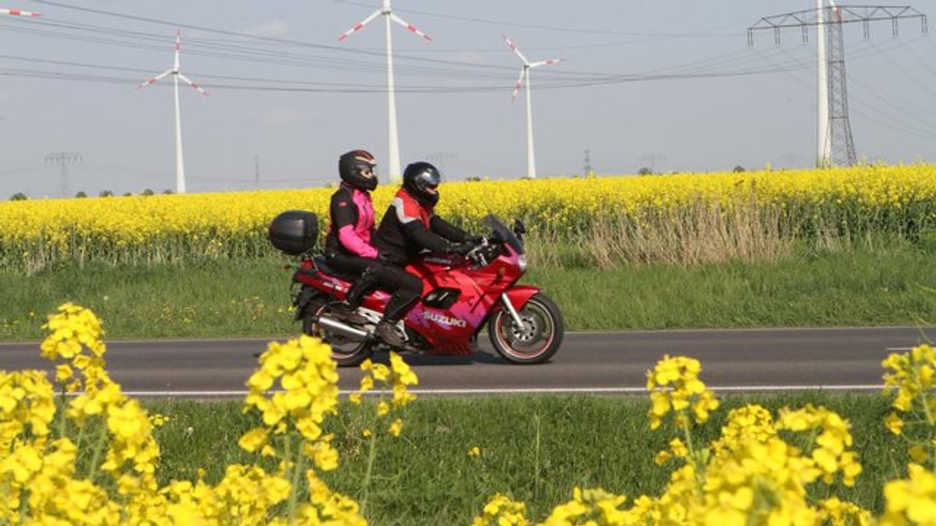 Sonniges Frühlingswetter und blühende Rapsfelder bieten perfekte Bedingungen für eine Motorradtour.