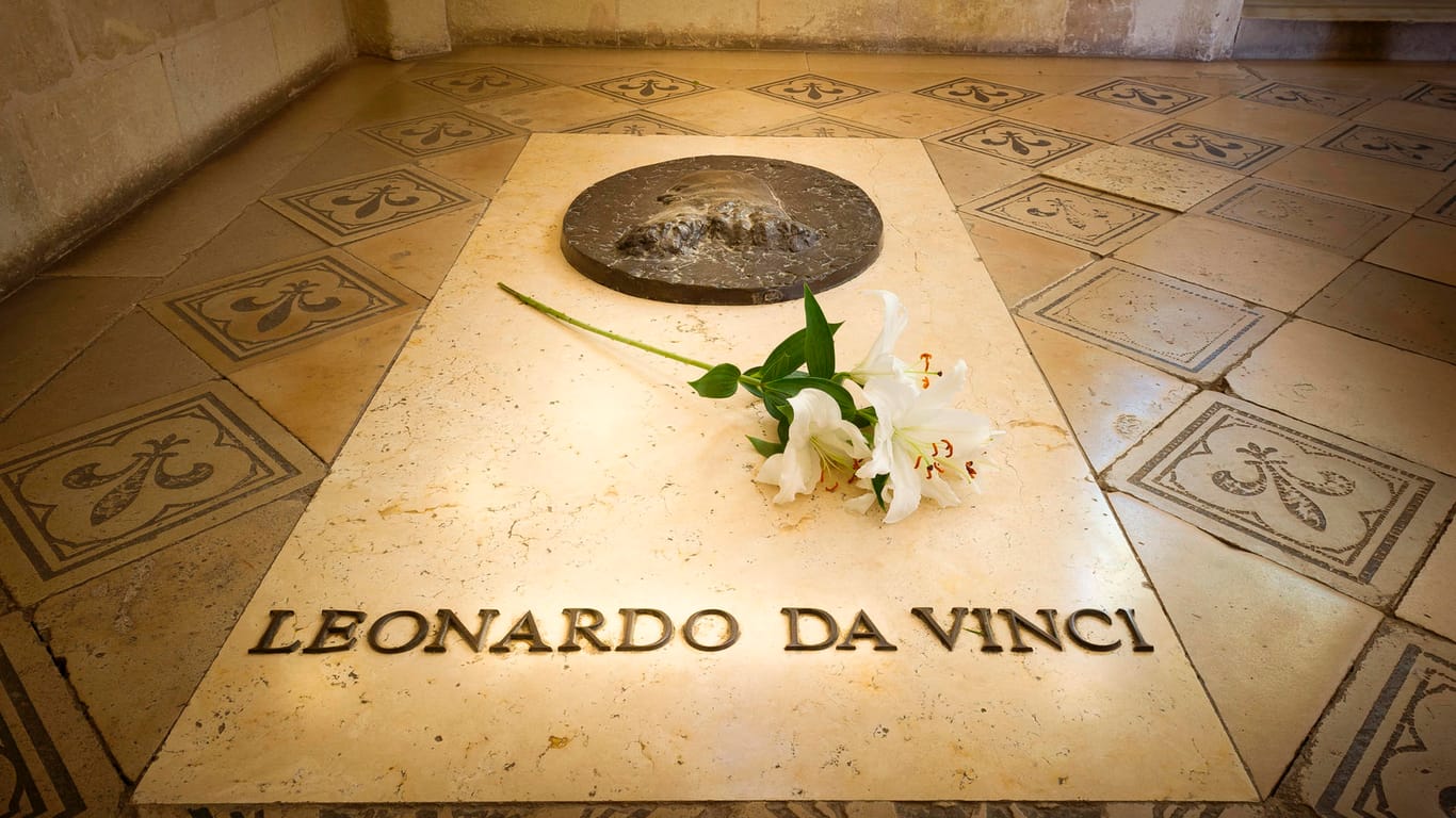 Das Grab von Leonardo da Vinci: Hier in der Schlosskapelle Saint Hubert befindet sich die letzte Ruhestätte. Eine einfache Marmorplatte mit der Inschrift "Leonardo da Vinci" erinnert daran, dass vor 500 Jahren hier ein Universalgenie gestorben ist.