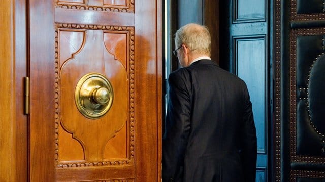 Stefan Schostok (SPD), Oberbürgermeister Stadt Hannover, verlässt eine Pressekonferenz im Neuen Rathaus.