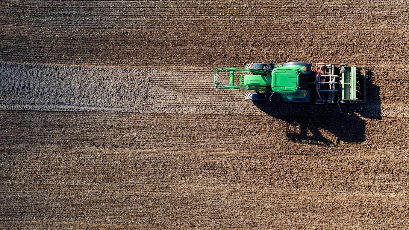 Traktor auf einem Feld am Oermter Berg in NRW: Eine Studie der Uni Bremen berichtet über fragwürdige Verbindungen zwischen Politik und Agrarfirmen.