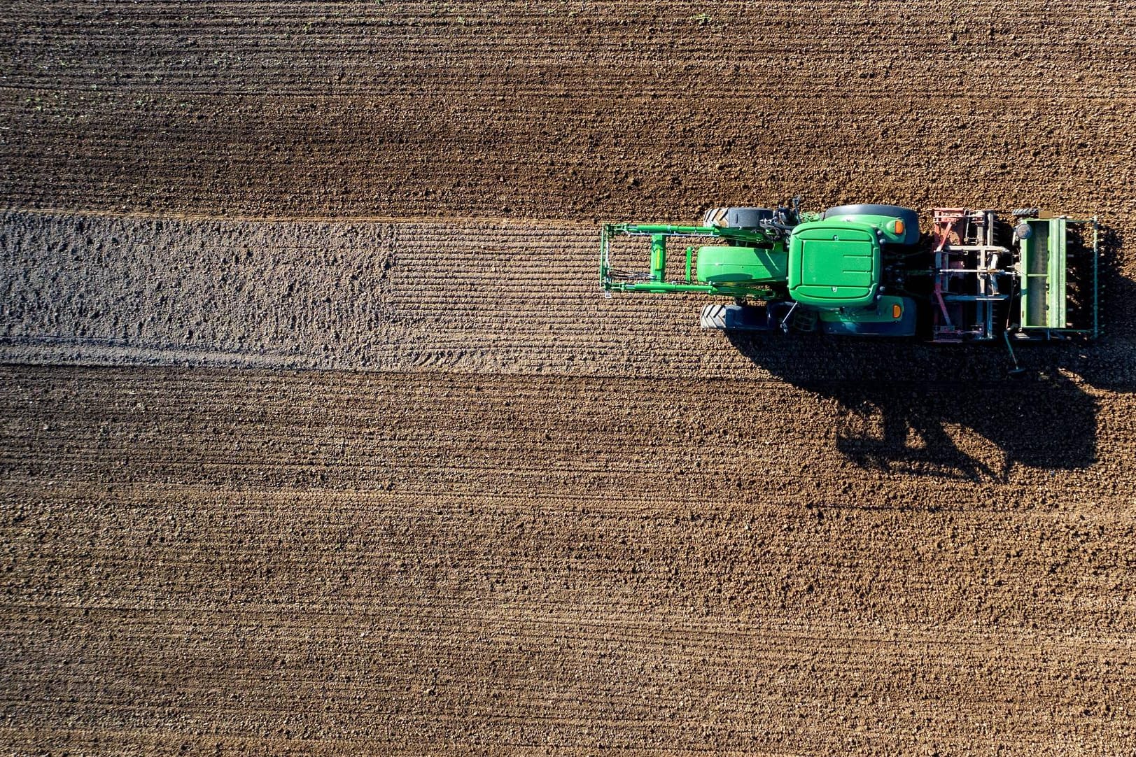 Traktor auf einem Feld am Oermter Berg in NRW: Eine Studie der Uni Bremen berichtet über fragwürdige Verbindungen zwischen Politik und Agrarfirmen.