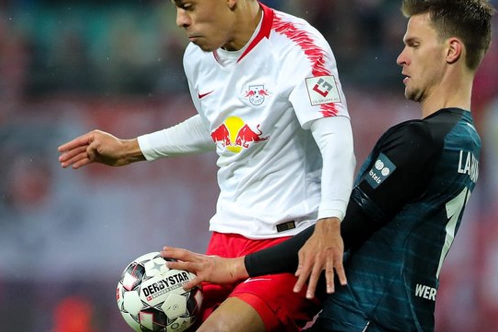 In der Bundesliga findet eine Debatte um die Handspielregel statt.