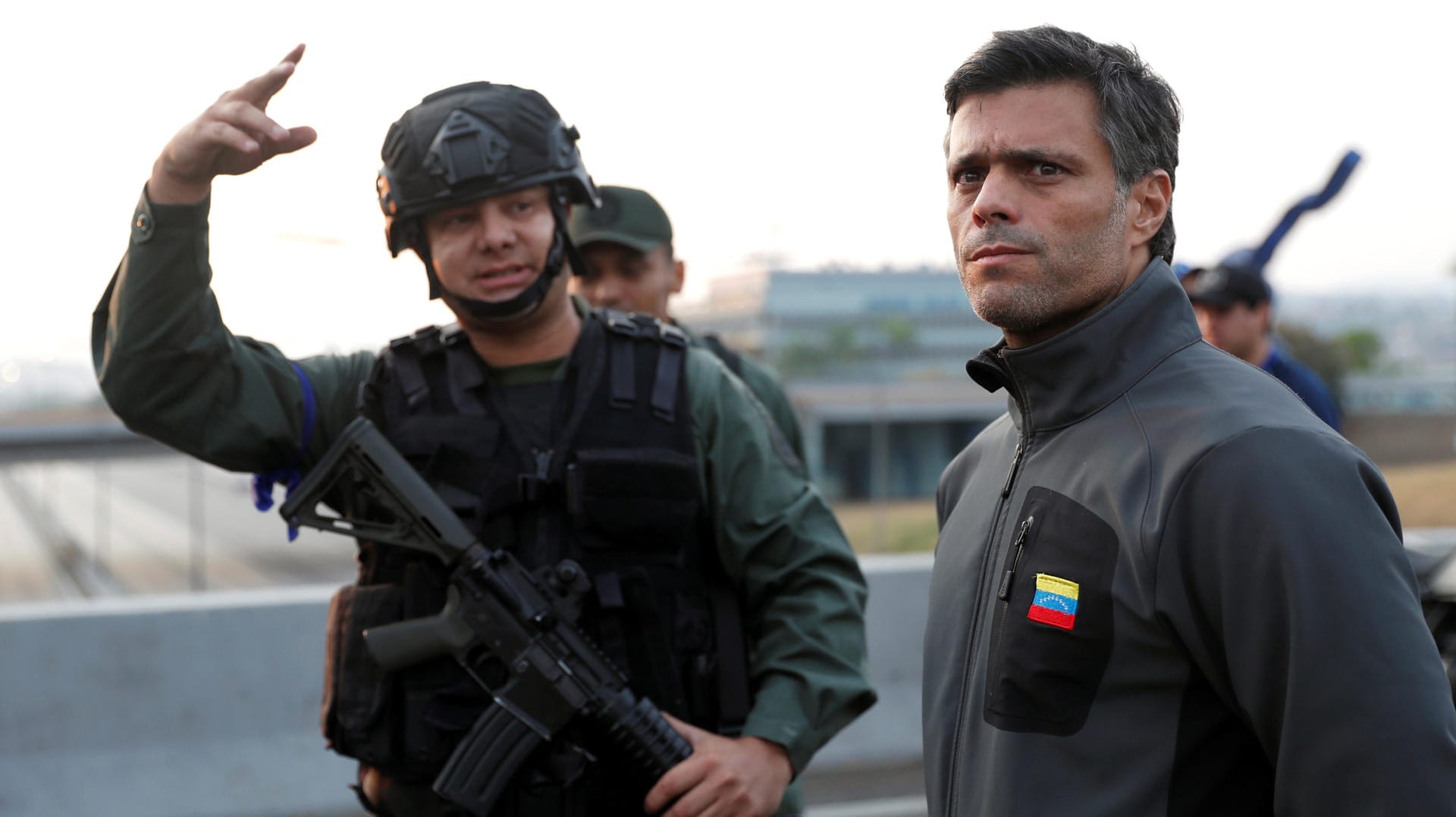 Leopoldo Lopez nach seiner Befreiung mit Soldaten in Caracas.