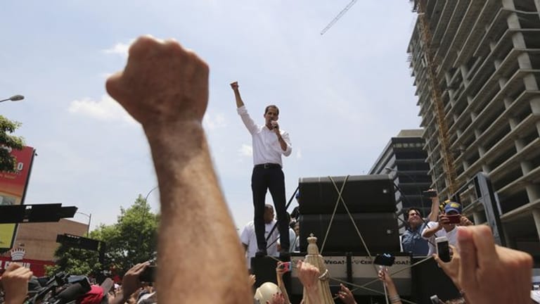 Juan Guaidó spricht mit erhobener Faust zu seinen Unterstützern in Caracas.
