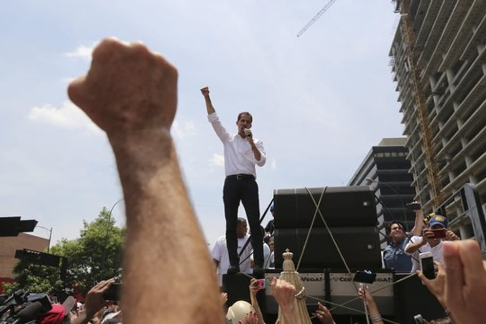 Juan Guaidó spricht mit erhobener Faust zu seinen Unterstützern in Caracas.