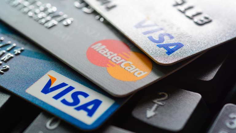 Kreditkarten: Es tauchen immer wieder dubiose Anbieter auf, die die finanzielle Not von Verbrauchern ausnutzen wollen.