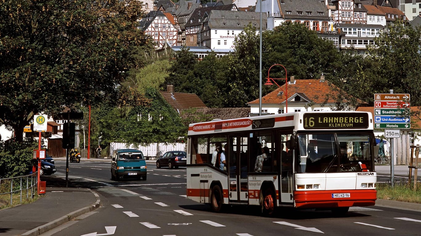 Bus in Marburg: Ein Fahrer ist von einem 25-Jährigen angegriffen worden. (Archivbild)