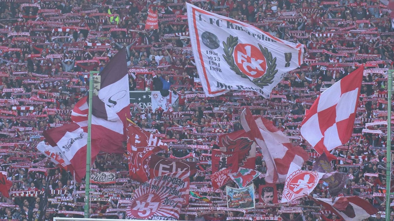 Seit dieser Saison nur noch in Liga drei: Kaiserslauterner Fans mit Fahnen und Schals.