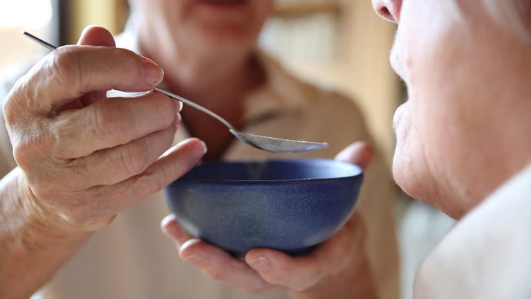Pflegekraft füttert Seniorin: Angehörige können nicht alles beurteilen, was ein Pflegedienst so macht – die grundsätzliche Haltung aber schon.