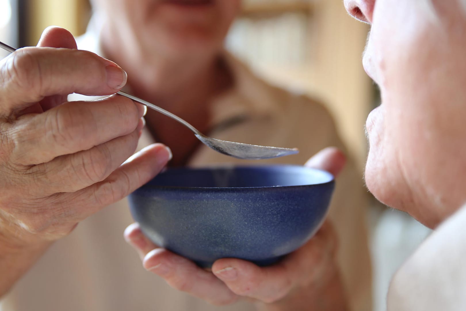 Pflegekraft füttert Seniorin: Angehörige können nicht alles beurteilen, was ein Pflegedienst so macht – die grundsätzliche Haltung aber schon.