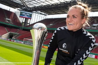 Freiburgs Clara Schöne mit der DFB-Pokal-Trophäe.