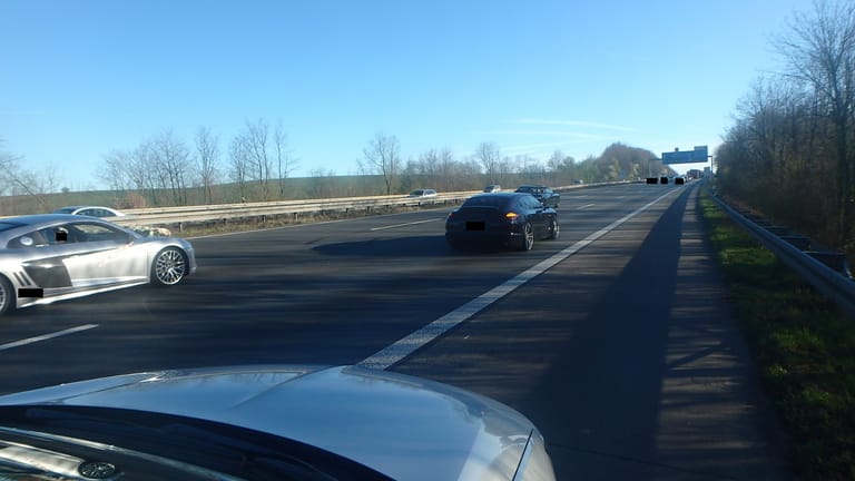 Autobahn gesperrt, dann "Donuts" gefahren: Zivilbeamte beobachten die Situation im März auf der A3.