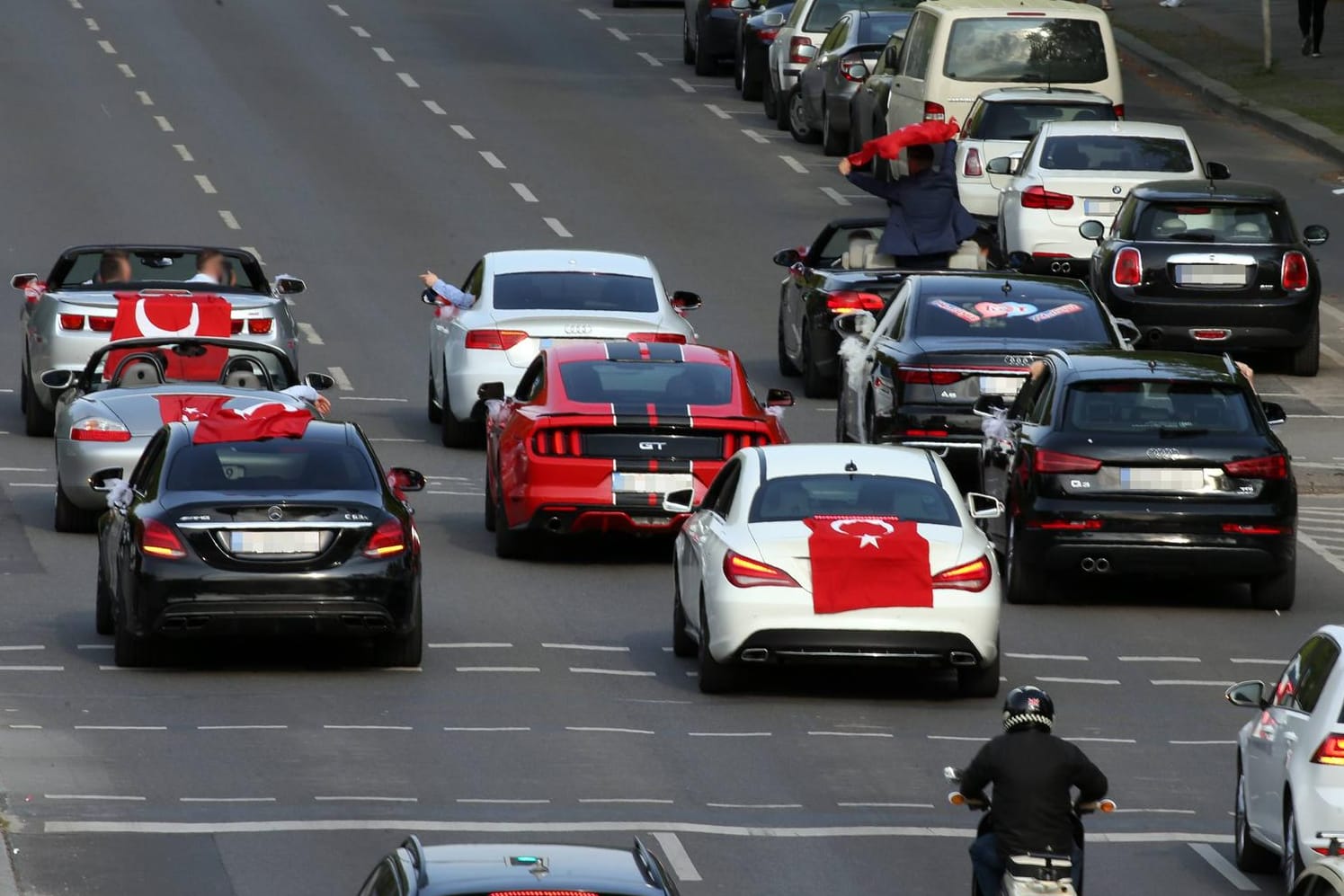 Eine türkische Autokolonne in Berlin (Symbolbild): Immer wieder muss die Polizei bei Autokorsos eingreifen.