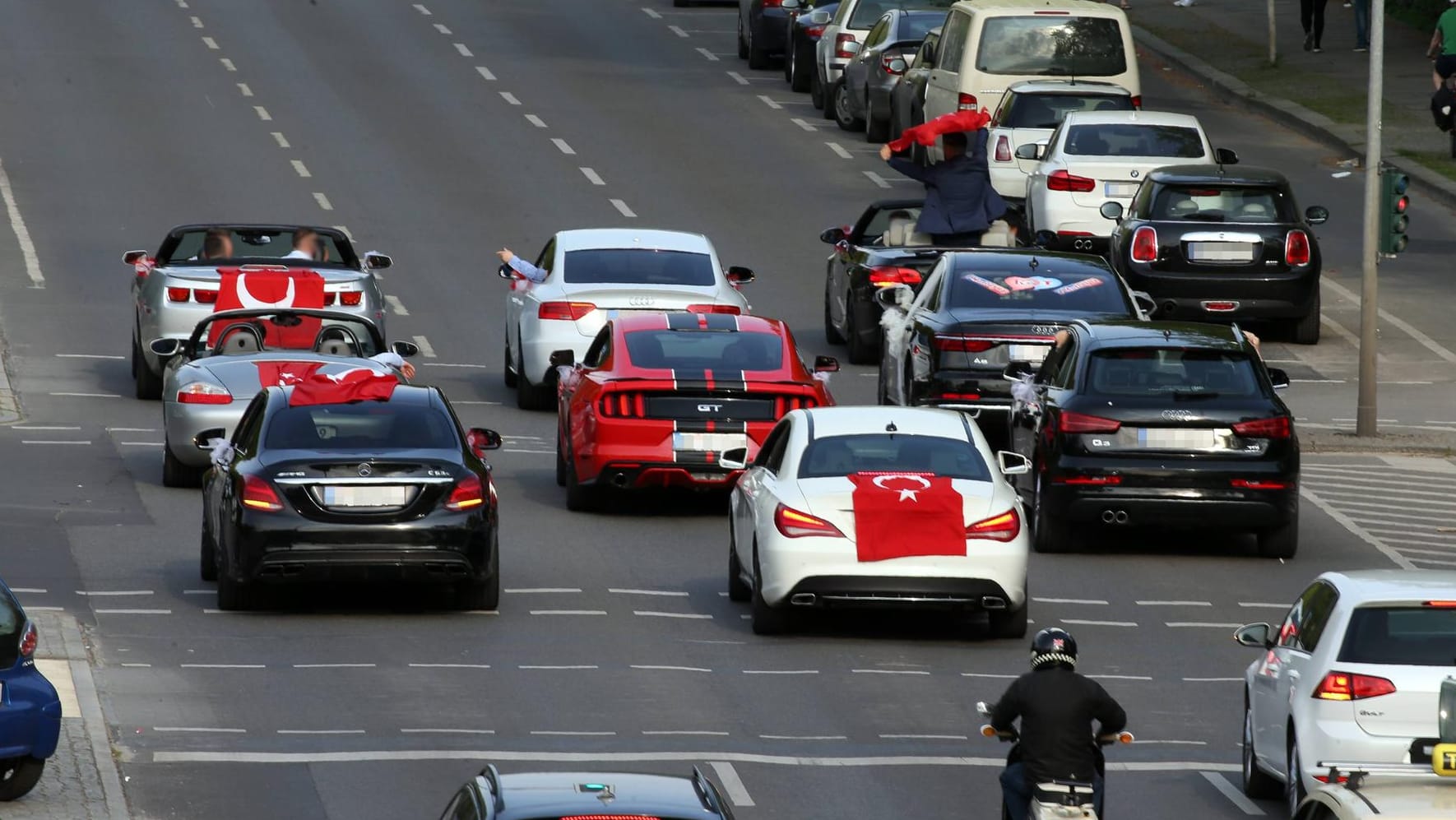 Eine türkische Autokolonne in Berlin (Symbolbild): Immer wieder muss die Polizei bei Autokorsos eingreifen.