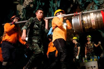 Helfer in Chiang Rai: Sie tragen die Maschinen und Werkzeuge nach der Rettung aus der Höhle heraus. (Archivbild)