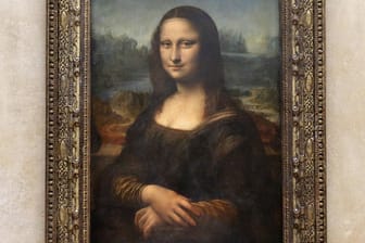 Gut geschützt hinter dem Glaskasten: Die Mona Lisa wird so vor Feuchtigkeit und Temperaturschwankungen geschützt. Auch vor den Besuchern muss das Ölgemälde geschützt werden.