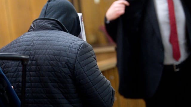 Der Mann, der als Radfahrer in Hannover einen Fußgänger zu Tode geprügelt hat, muss dafür fünfeinhalb Jahre ins Gefängnis. Der Mann, der als Radfahrer in Hannover einen Fußgänger zu Tode geprügelt hat, muss dafür fünfeinhalb Jahre ins Gefängnis.