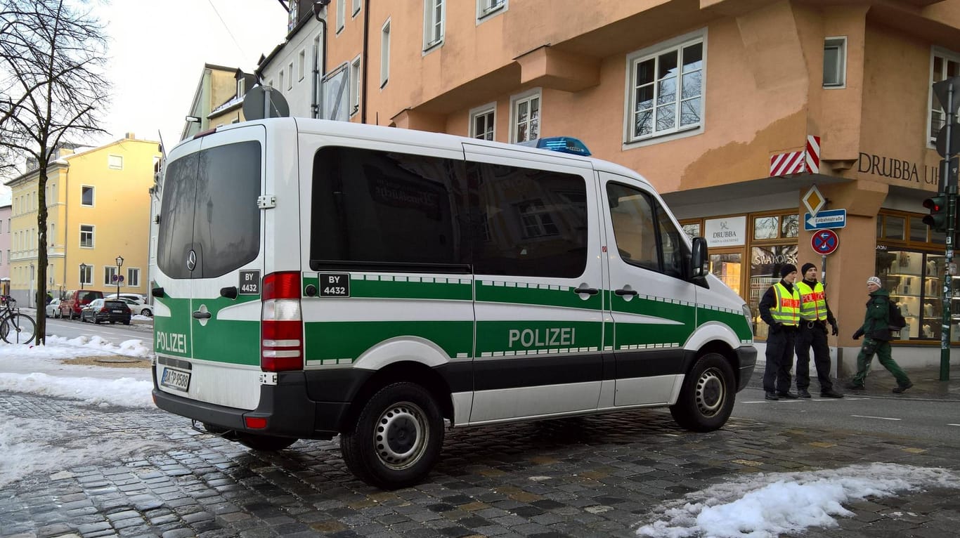Ein Polizeiwagen in Regensburg (Symbolbild): Mit einem Messer hat ein Unbekannter eine 15-Jährige attackiert. Mit Stichverletzungen wurde sie per Rettungshubschrauber in ein Krankenhaus transportiert.