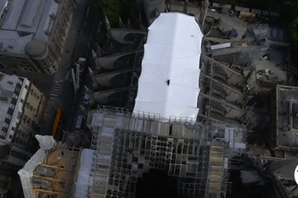 Bei einem Brand am 15. April wurde das Dach der Pariser Kathedrale Notre-Dame weitestgehend zerstört: Um das Gebäude vor weiteren Schäden zu schützen, wurde nun eine Plane angebracht.