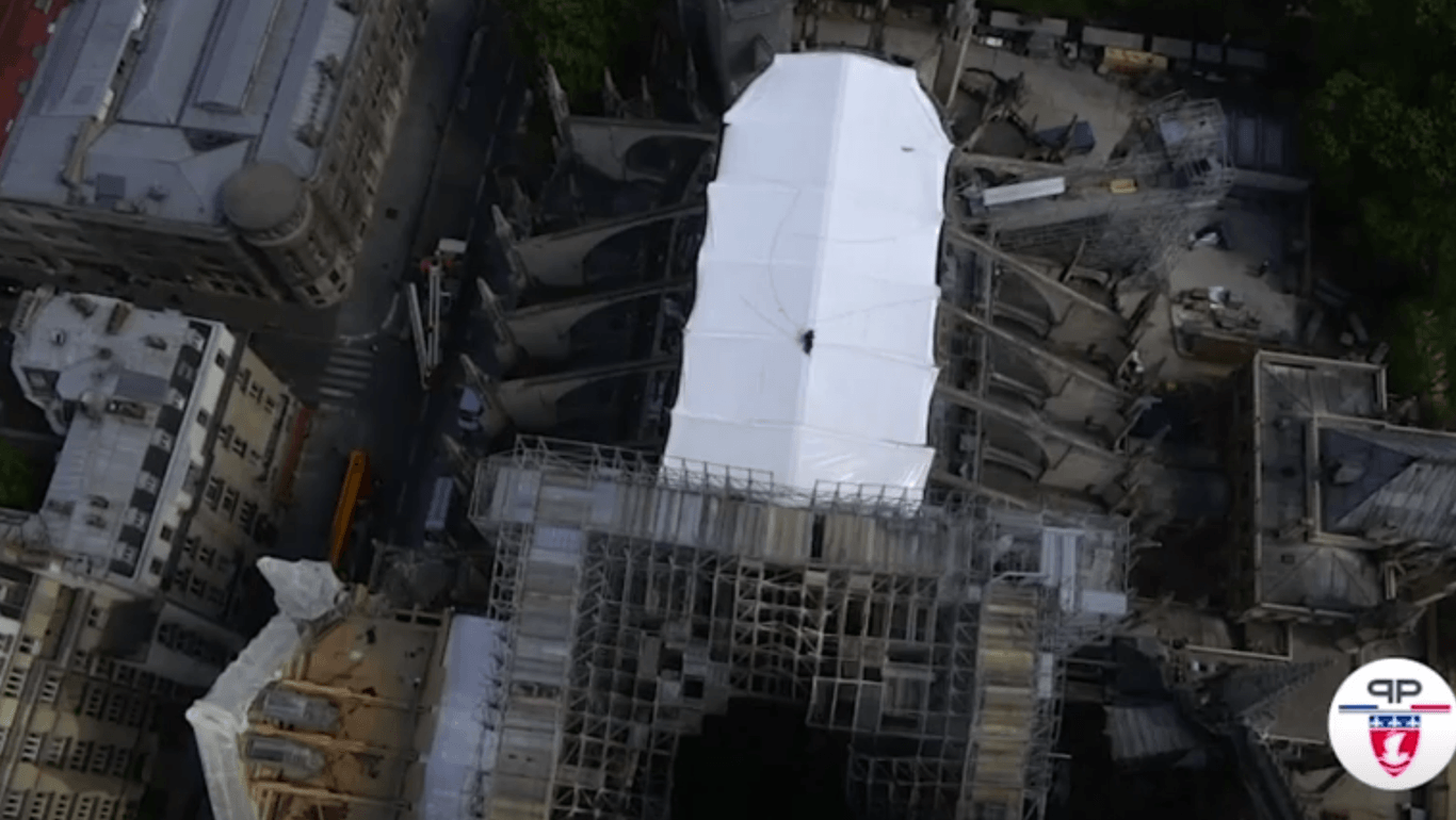 Bei einem Brand am 15. April wurde das Dach der Pariser Kathedrale Notre-Dame weitestgehend zerstört: Um das Gebäude vor weiteren Schäden zu schützen, wurde nun eine Plane angebracht.