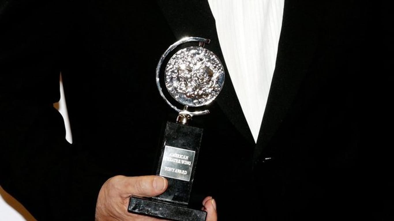 Der US-Schauspieler Langella mit seinem Tony Award (2016).