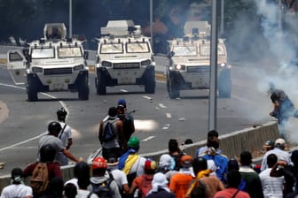 In Venezuela toben erneut Straßenschlachten in Caracas. Die Demonstranten fordern das Abdanken von Maduro.