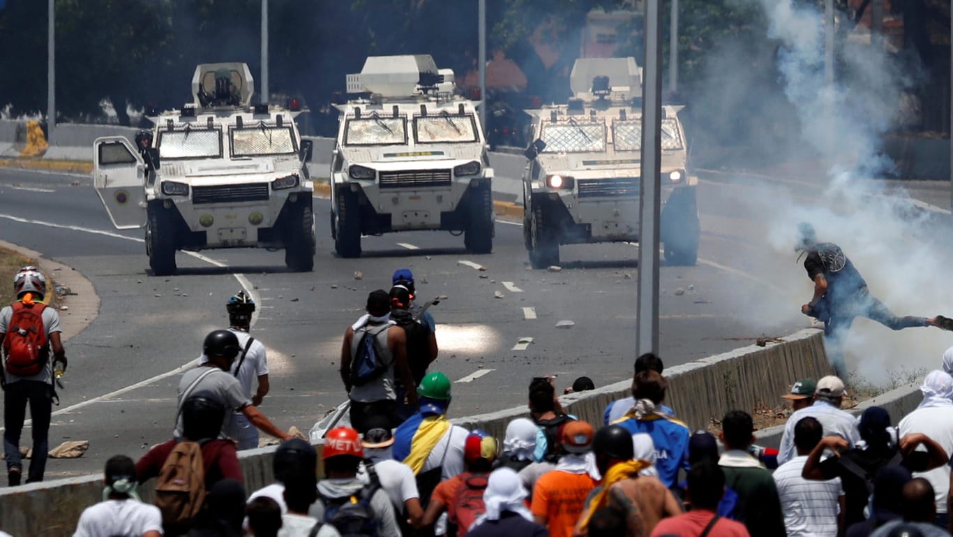 In Venezuela toben erneut Straßenschlachten in Caracas. Die Demonstranten fordern das Abdanken von Maduro.
