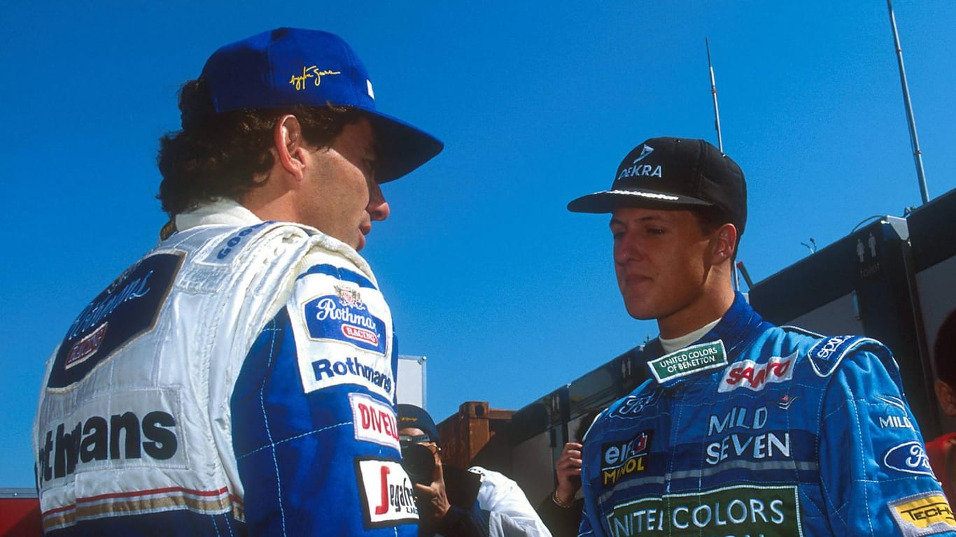 Ayrton Senna (links) im Gespräch mit Michael Schumacher in Imola.
