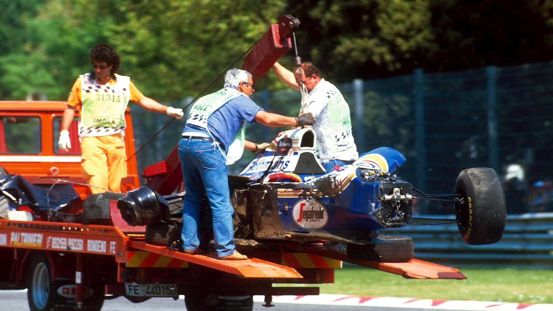 Abtransport des Unfallwracks von Ayrton Senna in Imola 1994.