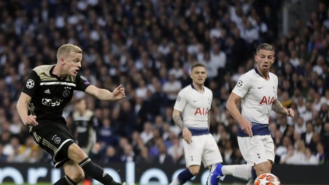 Donny van de Beek (l) trifft zur 1:0-Führung für Ajax.