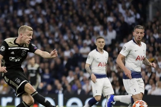 Donny van de Beek (l) trifft zur 1:0-Führung für Ajax.