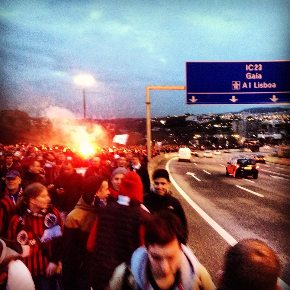 Auch ohne Pyro nicht zu übersehen: Auf der Autobahn zum Spiel in Porto.