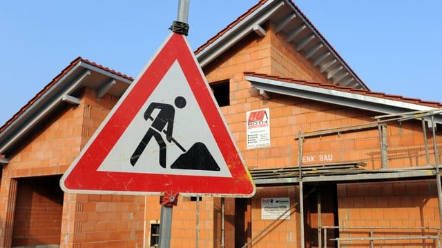 Beim Hausbau sollte ein Statiker die Baupläne und deren Ausführung überprüfen.