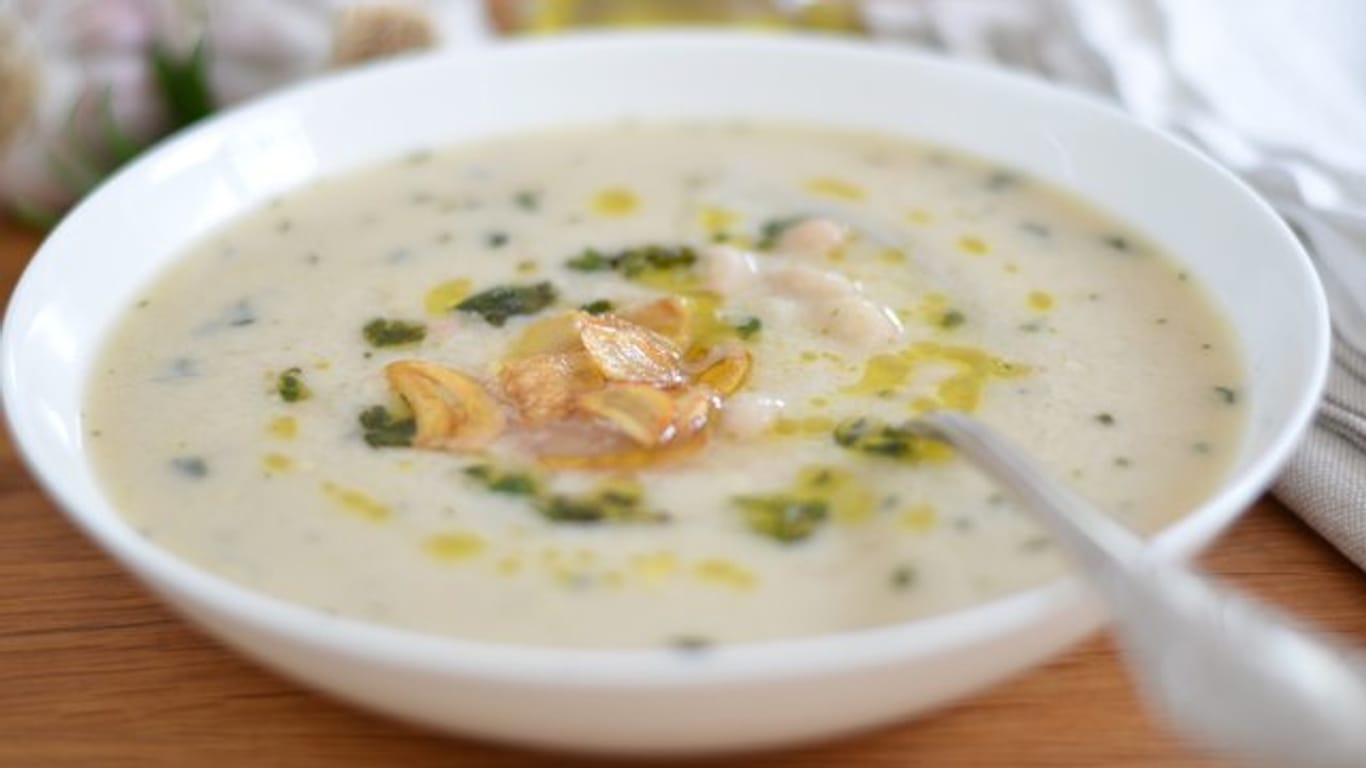Ihren tollen Geschmack erhält diese Bauern-Suppe durch ein aromatisiertes Öl, für das Knoblauch, Salbei und Rosmarin in Olivenöl kross frittiert werden.