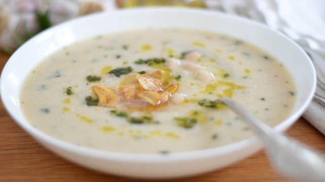 Ihren tollen Geschmack erhält diese Bauern-Suppe durch ein aromatisiertes Öl, für das Knoblauch, Salbei und Rosmarin in Olivenöl kross frittiert werden.