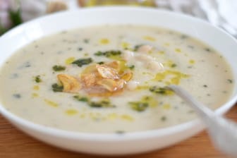 Ihren tollen Geschmack erhält diese Bauern-Suppe durch ein aromatisiertes Öl, für das Knoblauch, Salbei und Rosmarin in Olivenöl kross frittiert werden.