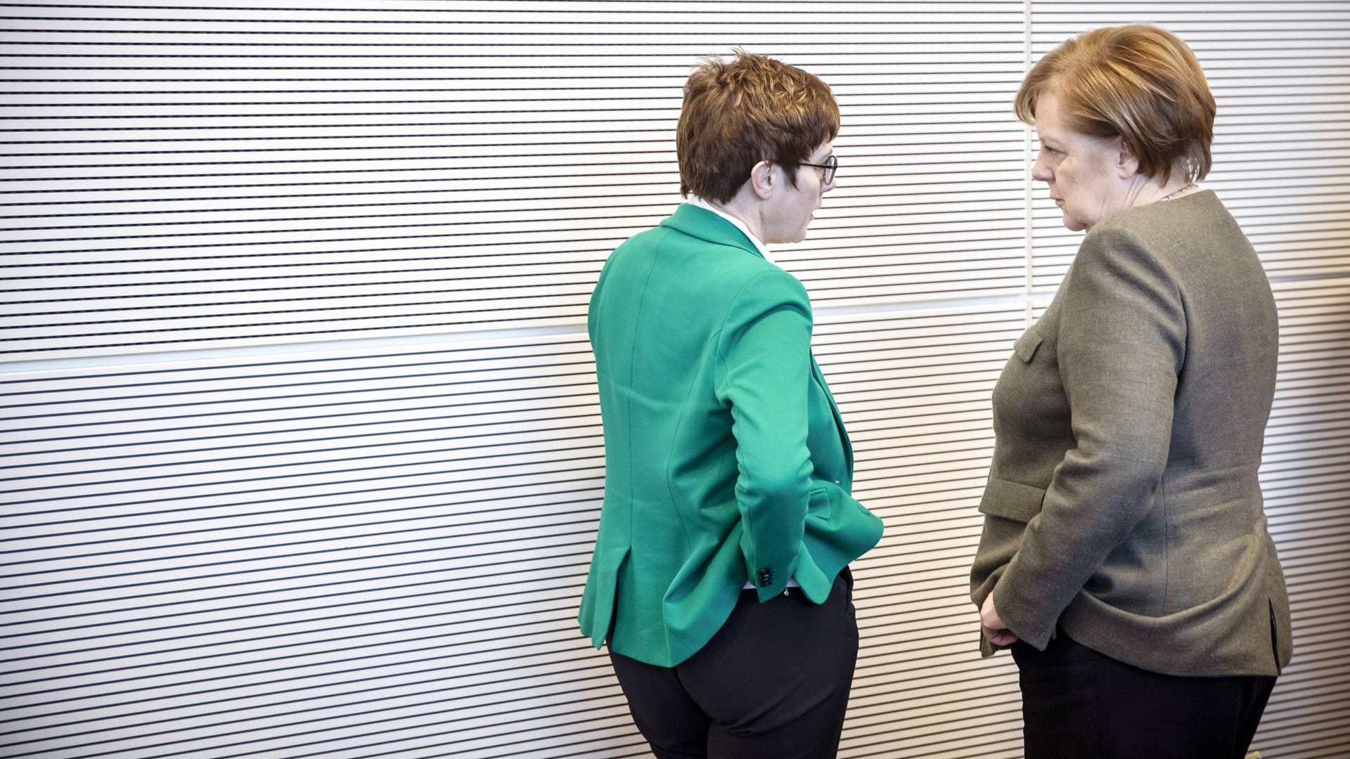 Annegret Kramp-Karrenbauer, Vorsitzende der CDU, im Gespräch mit Bundeskanzlerin Angela Merkel: Zwar sei der Abstimmungsbedarf zwischen CDU-Zentrale und Kanzleramt gewachsen, fügte sie hinzu. "Aber das haben wir bisher gut hinbekommen", sagte Kramp-Karrenbauer der dpa.