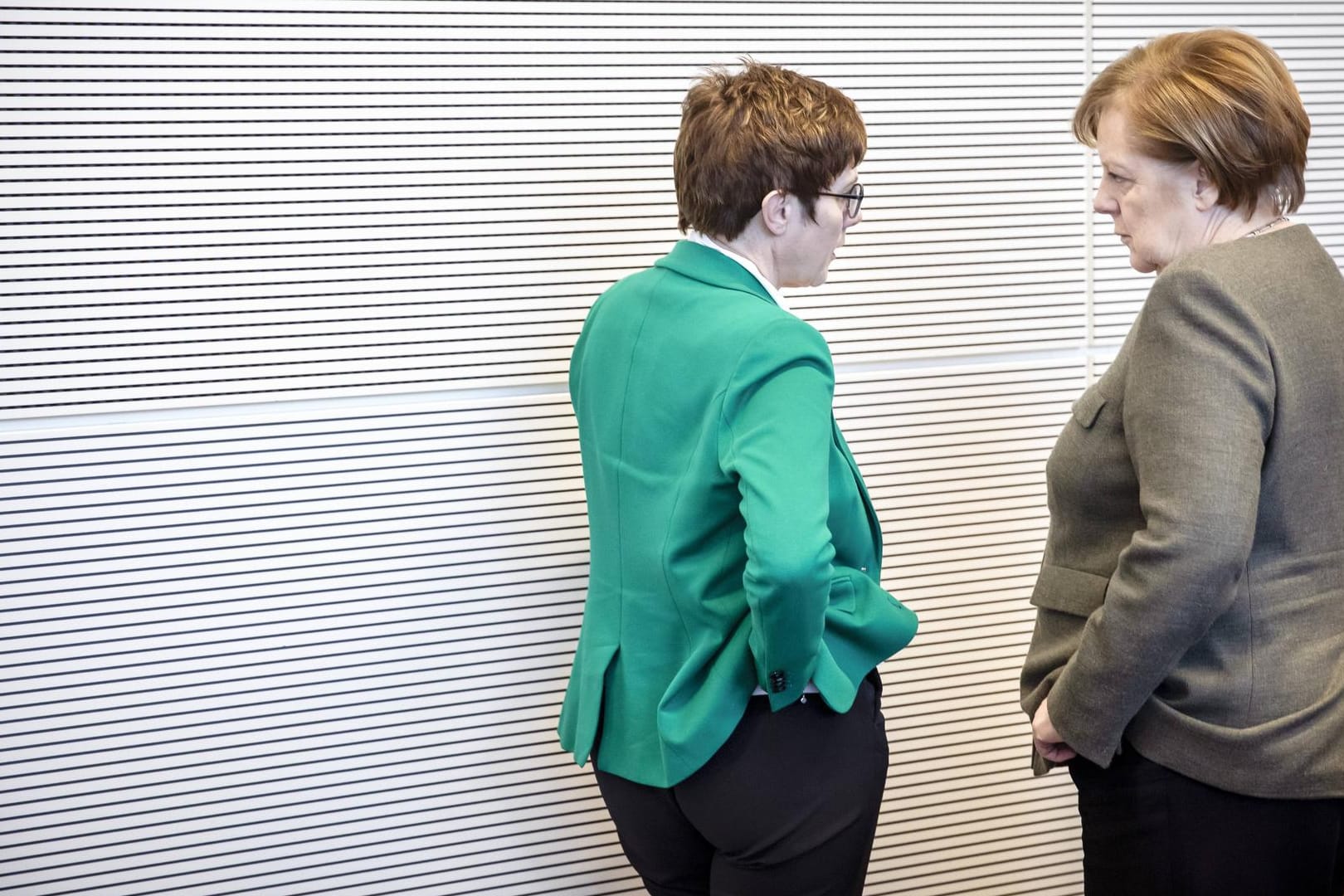 Annegret Kramp-Karrenbauer, Vorsitzende der CDU, im Gespräch mit Bundeskanzlerin Angela Merkel: Zwar sei der Abstimmungsbedarf zwischen CDU-Zentrale und Kanzleramt gewachsen, fügte sie hinzu. "Aber das haben wir bisher gut hinbekommen", sagte Kramp-Karrenbauer der dpa.