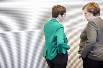 Annegret Kramp-Karrenbauer, Vorsitzende der CDU, im Gespräch mit Bundeskanzlerin Angela Merkel: Zwar sei der Abstimmungsbedarf zwischen CDU-Zentrale und Kanzleramt gewachsen, fügte sie hinzu. "Aber das haben wir bisher gut hinbekommen", sagte Kramp-Karrenbauer der dpa.