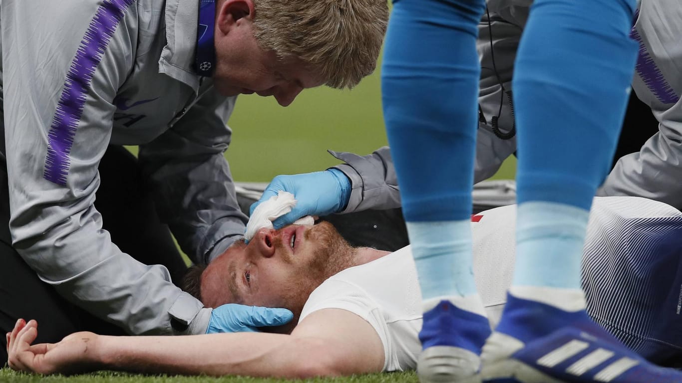 Jan Vertonghen liegt benommen auf dem Boden.